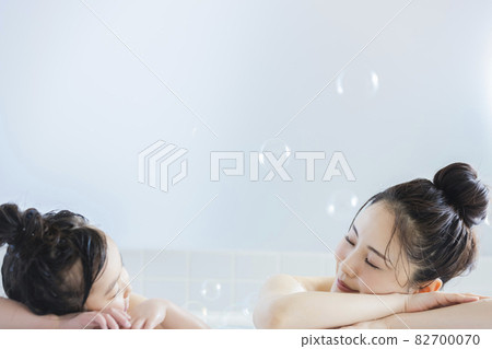 與父母和孩子一起沐浴生活方式 82700070