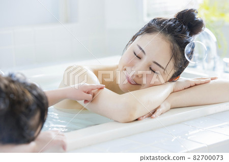 Bathing with parents and children lifestyle 82700073