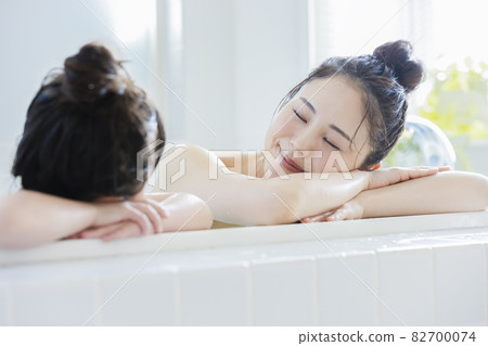 與父母和孩子一起沐浴生活方式 82700074