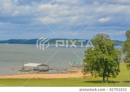 The beautiful recreation lake of Kentucky Lake is a tourist destination in Kentucky 82701032