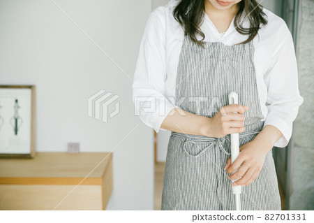 打掃衛生的女人 穿著方便的拖把的女人 82701331
