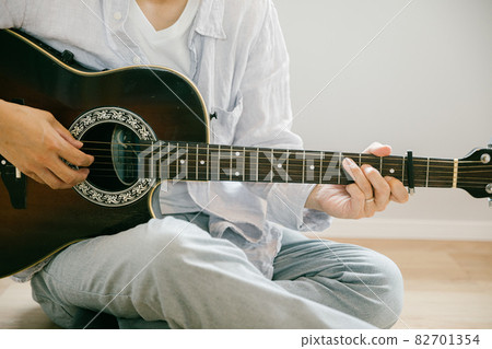 一個人彈吉他，一個人彈吉他，一個人坐著彈吉他 82701354