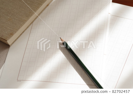 文件紙和鉛筆 82702457