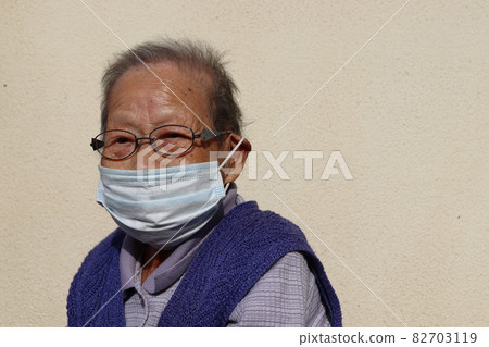 Allergy measures, seniors to mask 82703119