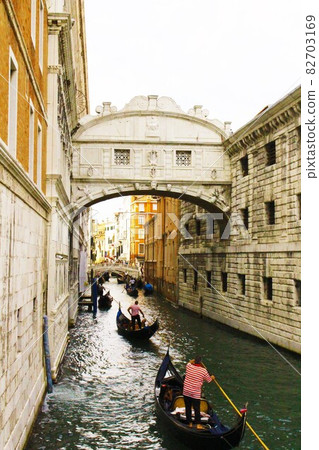 纜車穿過威尼斯的水道 82703169