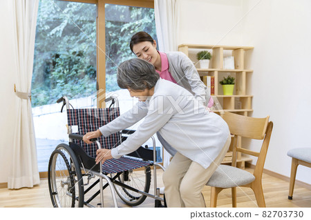 Long-term care assistance scene Transfer assistance Long-term care assistance scene Transfer assistance 82703730