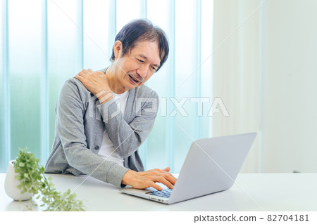 Middle-aged man with stiff neck Middle-aged man with stiff neck 82704181