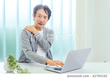 Middle-aged man with stiff neck Middle-aged man with stiff neck 82704182