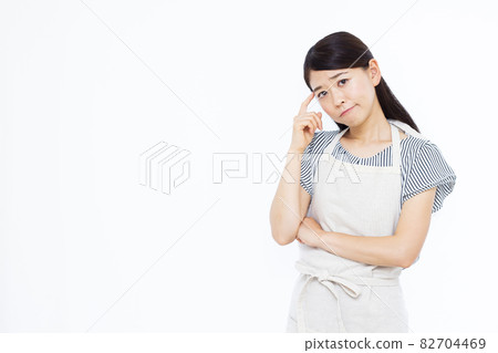 擔心的三十多歲的家庭主婦 82704469