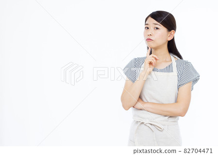 擔心的三十多歲的家庭主婦 82704471