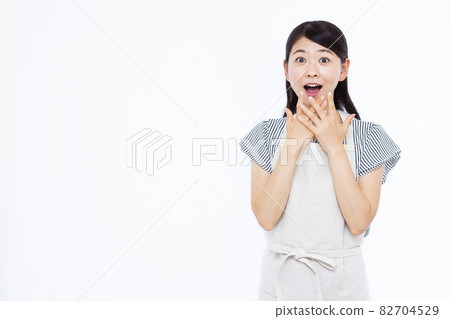 笑著驚訝的三十多歲的家庭主婦 82704529