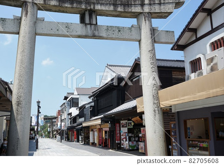 1897 年由伊藤電門捐贈的太宰府天滿宮參拜道的鳥居 82705608