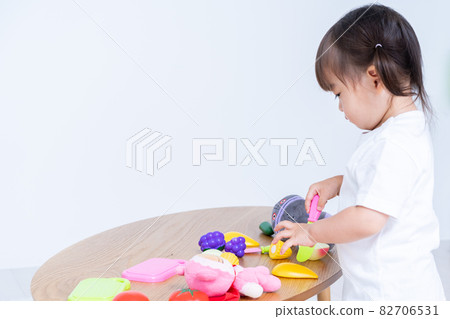 Girls playing with toys 82706531
