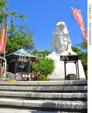 Kamakura City Ofuna Kannonji approach stairs, Ofuna Kannon (Ofuna Kannon) and fresh green 82706621