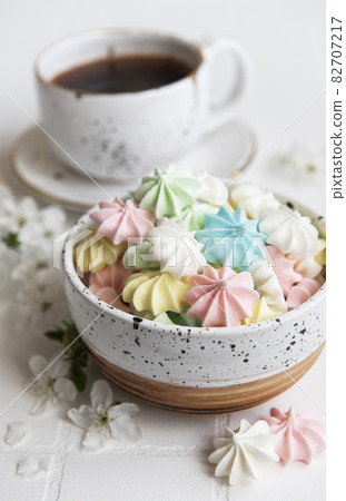 Cup with coffee and small meringues 82707217