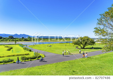 [Kanagawa Prefecture] Ebina's Sagami Mikawa Park with a beautiful green lawn 82707486