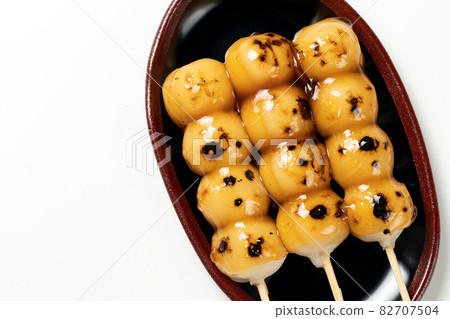 Freshly made and delicious Mitarashi dumplings 82707504