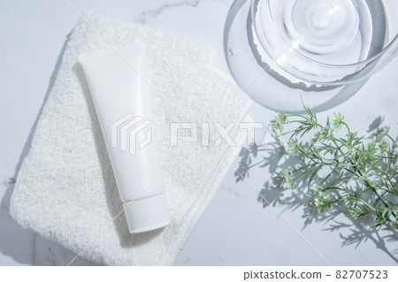 Body cream, face wash foam, etc. White background / washbasin / cosmetic photo 82707523