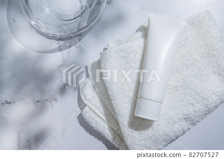 身體乳、洗面奶等。白底/洗臉盆/化妝品照 身體乳、洗面奶等。白底/洗臉盆/化妝品照 82707527