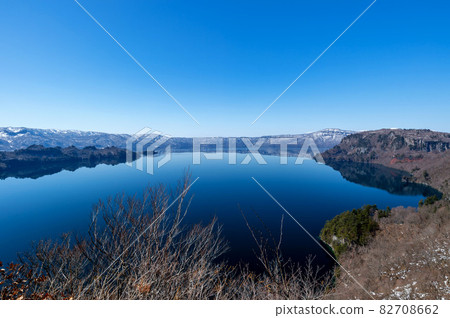 [Lake Towada, Aomori Prefecture] Lake Towada in early spring: Lake Towada seen from the view lake is a large panorama 82708662
