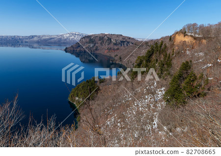 [Lake Towada, Aomori Prefecture] Lake Towada in early spring: Lake Towada seen from the view lake is a large panorama 82708665