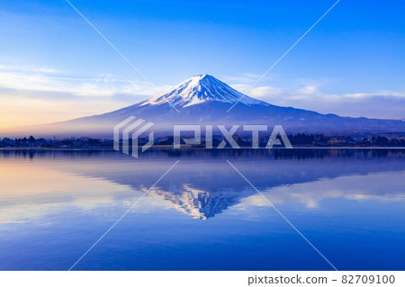 黎明時分的富士山，在山梨縣的河口湖 82709100
