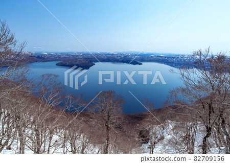 [Lake Towada, Aomori Prefecture] Lake Towada in early spring seen from Mt. Ohanabe 82709156