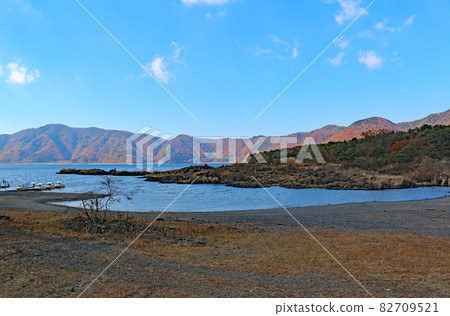 湖畔風光-本栖湖 湖畔風光-本栖湖 82709521