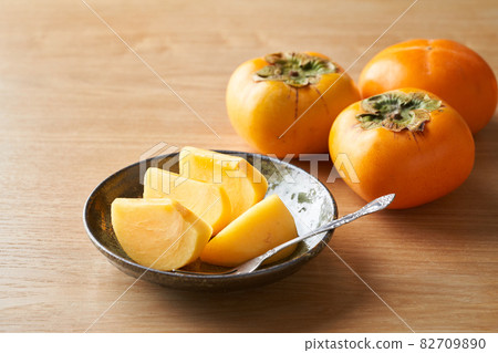 柿子切好放在盤子裡 柿子切好放在盤子裡 82709890