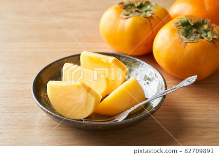 柿子切好放在盤子裡 柿子切好放在盤子裡 82709891