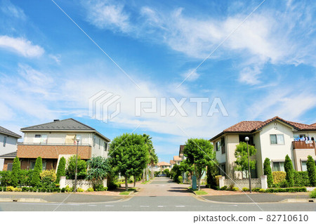 藍天的都市風景 新住宅區的風景 82710610