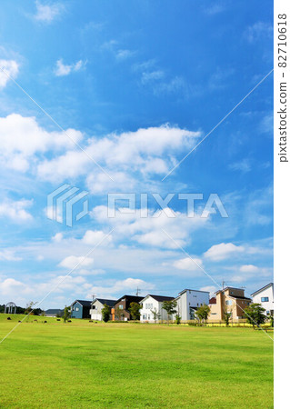 藍天城市景觀：新住宅區與公園風光 82710618