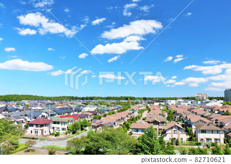 藍天的都市風景 新住宅區的風景 82710621