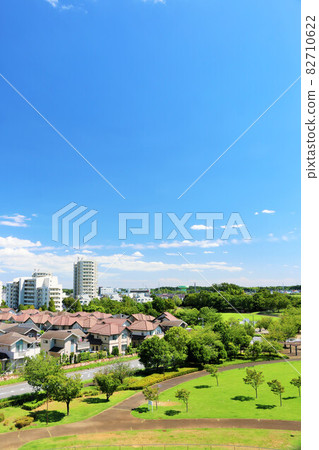 藍天的都市風景 新住宅區的風景 82710622