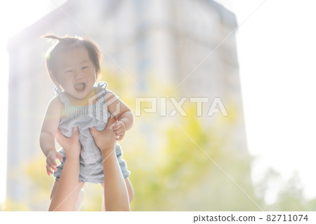 Child Parenting Baby Lifestyle 82711074