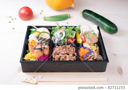 Take-out lunch is decided by low-salt, low-carbohydrate diet lunch with a lot of vegetables Take-out lunch is decided by low-salt, low-carbohydrate diet lunch with a lot of vegetables 82711233