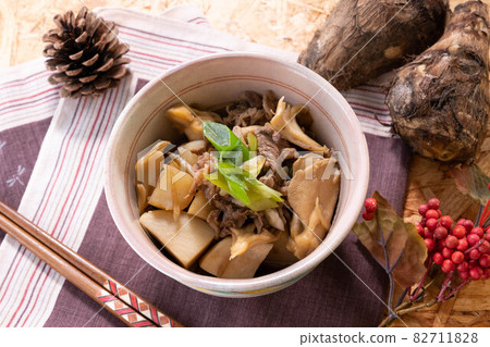 說到山形的秋假，川原產的伊莫尼，牛肉芋頭，魔芋，魔芋，大蔥，手工醬油火鍋 82711828