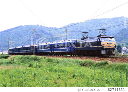 1998 12 series of EF6647 running on the Sanyo Main Line 1998 12 series of EF6647 running on the Sanyo Main Line 82711831