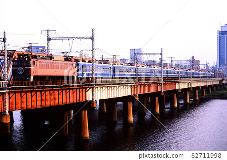 1998 年 EF81 107 系列 12 Koshien Rin 登上東海道本線 82711998