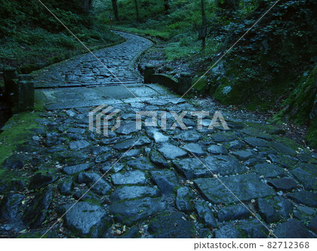 它是大山寺的石板路。 82712368