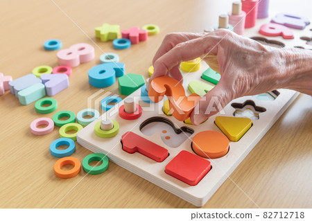 Old man rehabilitating with occupational therapy 82712718