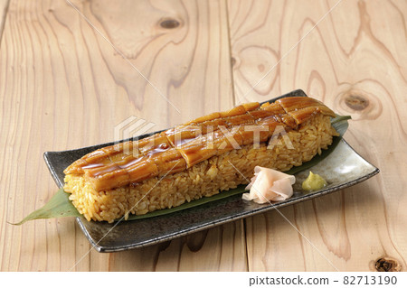 放置在竹葉上的星鰻壽司、加里和芥末 82713190