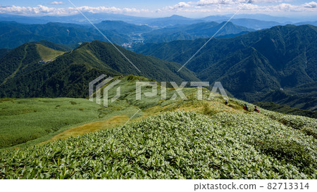 藍天和谷川山/山脈（天神嶺） 82713314