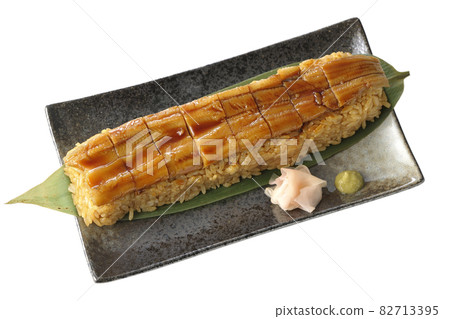 放置在竹葉上的星鰻 壽司、加里和芥末的切口 放置在竹葉上的星鰻 壽司、加里和芥末的切口 82713395