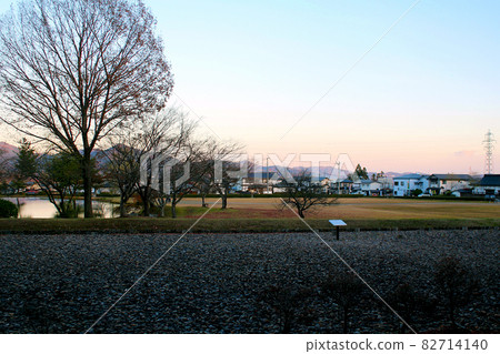 [Iwate] Autumn Hiraizumi: Scenery at dusk from the precincts of Motsuji Temple 82714140
