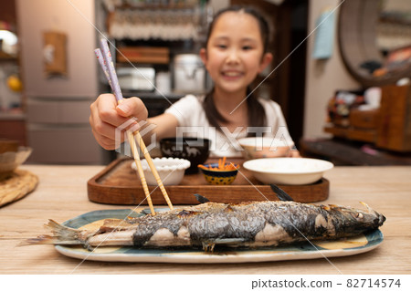 Children eating grilled fish Children eating grilled fish 82714574