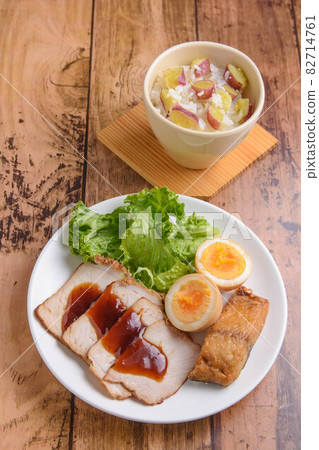 烤豬肉和紅薯飯 烤豬肉和紅薯飯 82714761