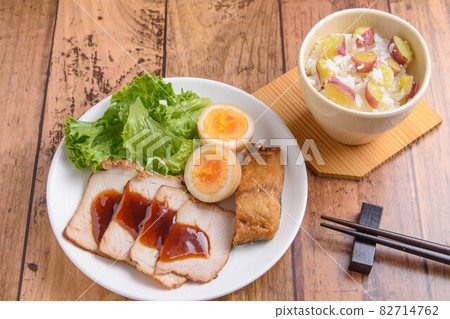 烤豬肉和紅薯飯 82714762