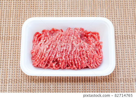 Minced beef in food tray 82714765