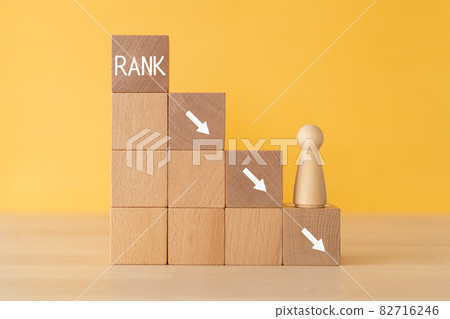 帶有“等級”和箭頭的積木和玩偶 82716246